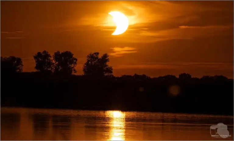 Partielle Sonnenfinsternis bei Sonnenuntergang